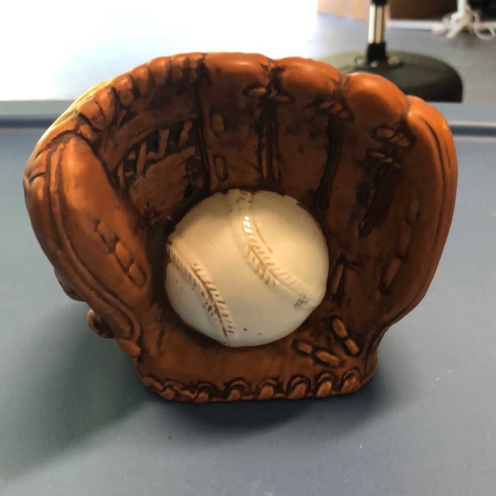 😊⚾️⚾️⚾️⚾️⚾️⚾️⚾️ Vintage Baseball Glove Vase😊😊❤️❤️ so Cute for a nursery.